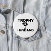 Badge Rond 10 Cm Trophée Mari (En situation)