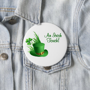 Badge Rond 10 Cm Un chapeau de lutin à touche irlandaise dans l'her