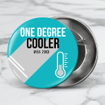 Badge Rond 10 Cm Un diplôme Glacière moderne personnalisé Gradué<br><div class="desc">Ce design moderne et amusant de graduation comprend le texte "Un diplôme Glacière" avec votre diplôme ou monogramme et année en noir et blanc moderne sur un arrière - plan turquoise avec un thermomètre. #graduation #grad #diplômé #boutons #accessoires #fête #fête #fête #fête #fête #fête #cool #humour #drôle #personnalisée</div>