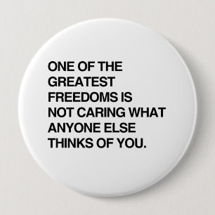 Badge Rond 10 Cm UNE des PLUS GRANDES LIBERTÉS N'EST PAS CARING.pn