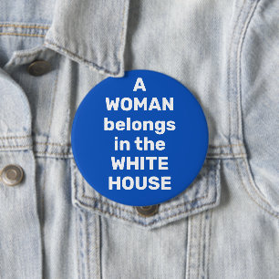 Badge Rond 10 Cm Une femme fait partie du Bouton bleu de la Maison