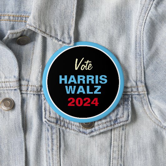 Badge Rond 10 Cm Vote Campagne HARRIS WALZ 2024 (En situation)
