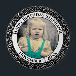 Badge Rond 10 Cm Votre photo 30e anniversaire Numéro Motif | Noir<br><div class="desc">Il s'agit d'un bouton commémoratif avec votre photo et votre texte pour célébrer votre 30e anniversaire. Il y a un modèle de texte pour faciliter la modification du message et de la date. Il y a aussi un modèle photo pour faciliter l'ajout de votre image. Ce cadre en noir et...</div>