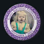 Badge Rond 10 Cm Votre photo 40e anniversaire Numéro Motif | Violet<br><div class="desc">Il s'agit d'un bouton commémoratif avec votre photo et votre texte pour célébrer votre 40e anniversaire. Il y a un modèle de texte pour faciliter la modification du message et de la date. Il y a aussi un modèle photo pour faciliter l'ajout de votre image. Ce cadre d'image violet et...</div>
