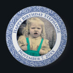 Badge Rond 10 Cm Votre photo 50e anniversaire Numéro Motif | Bleu<br><div class="desc">Il s'agit d'un bouton commémoratif avec votre photo et votre texte pour célébrer votre 50e anniversaire. Il y a un modèle de texte pour faciliter la modification du message et de la date. Il y a aussi un modèle photo pour faciliter l'ajout de votre image. Ce cadre d'image bleu et...</div>