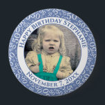 Badge Rond 10 Cm Votre photo 50e anniversaire Numéro Motif | Bleu<br><div class="desc">Il s'agit d'un bouton commémoratif avec votre photo et votre texte pour célébrer votre 50e anniversaire. Il y a un modèle de texte pour faciliter la modification du message et de la date. Il y a aussi un modèle photo pour faciliter l'ajout de votre image. Ce cadre d'image bleu et...</div>