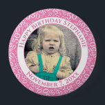 Badge Rond 10 Cm Votre photo 50e anniversaire Numéro Motif | Rose<br><div class="desc">Il s'agit d'un bouton commémoratif avec votre photo et votre texte pour célébrer votre 50e anniversaire. Il y a un modèle de texte pour faciliter la modification du message et de la date. Il y a aussi un modèle photo pour faciliter l'ajout de votre image. Ce cadre d'image rose et...</div>