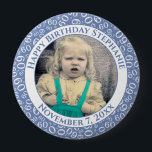 Badge Rond 10 Cm Votre photo 60e anniversaire Numéro Motif | Bleu<br><div class="desc">Il s'agit d'un bouton commémoratif avec votre photo et votre texte pour célébrer votre 60e anniversaire. Il y a un modèle de texte pour faciliter la modification du message et de la date. Il y a aussi un modèle photo pour faciliter l'ajout de votre image. Ce cadre d'image bleu et...</div>