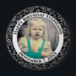 Badge Rond 10 Cm Votre photo 60e anniversaire Numéro Motif Noir<br><div class="desc">Il s'agit d'un bouton commémoratif avec votre photo et votre texte pour célébrer votre 60e anniversaire. Il y a un modèle de texte pour faciliter la modification du message et de la date. Il y a aussi un modèle photo pour faciliter l'ajout de votre image. Ce cadre en noir et...</div>
