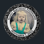 Badge Rond 10 Cm Votre photo 60e anniversaire Numéro Motif Noir<br><div class="desc">Il s'agit d'un bouton commémoratif avec votre photo et votre texte pour célébrer votre 60e anniversaire. Il y a un modèle de texte pour faciliter la modification du message et de la date. Il y a aussi un modèle photo pour faciliter l'ajout de votre image. Ce cadre en noir et...</div>
