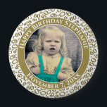 Badge Rond 10 Cm Votre photo 60e anniversaire Numéro Motif Or<br><div class="desc">Il s'agit d'un bouton commémoratif avec votre photo et votre texte pour célébrer votre 60e anniversaire. Il y a un modèle de texte pour faciliter la modification du message et de la date. Il y a aussi un modèle photo pour faciliter l'ajout de votre image. Ce cadre d'image en or...</div>