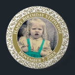 Badge Rond 10 Cm Votre photo 60e anniversaire Numéro Motif Or<br><div class="desc">Il s'agit d'un bouton commémoratif avec votre photo et votre texte pour célébrer votre 60e anniversaire. Il y a un modèle de texte pour faciliter la modification du message et de la date. Il y a aussi un modèle photo pour faciliter l'ajout de votre image. Ce cadre d'image en or...</div>