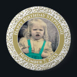Badge Rond 10 Cm Votre photo 70e anniversaire Numéro Motif - Or<br><div class="desc">Il s'agit d'un bouton commémoratif avec votre photo et votre texte pour célébrer votre 70e anniversaire. Il y a un modèle de texte pour faciliter la modification du message et de la date. Il y a aussi un modèle photo pour faciliter l'ajout de votre image. Ce cadre d'image en or...</div>