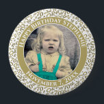 Badge Rond 10 Cm Votre photo 70e anniversaire Numéro Motif - Or<br><div class="desc">Il s'agit d'un bouton commémoratif avec votre photo et votre texte pour célébrer votre 70e anniversaire. Il y a un modèle de texte pour faciliter la modification du message et de la date. Il y a aussi un modèle photo pour faciliter l'ajout de votre image. Ce cadre d'image en or...</div>