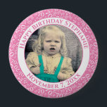 Badge Rond 10 Cm Votre photo 70e anniversaire Numéro Motif rose<br><div class="desc">Il s'agit d'un bouton commémoratif avec votre photo et votre texte pour célébrer votre 70e anniversaire. Il y a un modèle de texte pour faciliter la modification du message et de la date. Il y a aussi un modèle photo pour faciliter l'ajout de votre image. Ce cadre d'image rose et...</div>