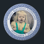 Badge Rond 10 Cm Votre photo 80e anniversaire Numéro Motif | Bleu<br><div class="desc">Il s'agit d'un bouton commémoratif avec votre photo et votre texte pour célébrer votre 80e anniversaire. Il y a un modèle texte pour faciliter la personnalisation du message et de la date. Il y a aussi un modèle photo pour faciliter l'ajout de votre image. Ce cadre d'image bleu et blanc...</div>