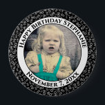 Badge Rond 10 Cm Votre photo 80e anniversaire Numéro Motif | Noir<br><div class="desc">Il s'agit d'un bouton commémoratif avec votre photo et votre texte pour célébrer votre 80e anniversaire. Il y a un modèle texte pour faciliter la personnalisation du message et de la date. Il y a aussi un modèle photo pour faciliter l'ajout de votre image. Cette image en noir et blanc...</div>