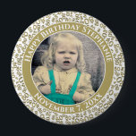 Badge Rond 10 Cm Votre photo 80e anniversaire Numéro Motif Or/Blanc<br><div class="desc">Il s'agit d'un bouton commémoratif avec votre photo et votre texte pour célébrer votre 80e anniversaire. Il y a un modèle texte pour faciliter la personnalisation du message et de la date. Il y a aussi un modèle photo pour faciliter l'ajout de votre image. Ce cadre d'image en or et...</div>