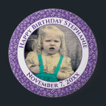 Badge Rond 10 Cm Votre photo 80e anniversaire Numéro Motif | Violet<br><div class="desc">Il s'agit d'un bouton commémoratif avec votre photo et votre texte pour célébrer votre 80e anniversaire. Il y a un modèle texte pour faciliter la personnalisation du message et de la date. Il y a aussi un modèle photo pour faciliter l'ajout de votre image. Ce cadre d'image violet et blanc...</div>