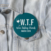 Badge Rond 10 Cm W T F Amis De Dégustation De Vins (En situation)