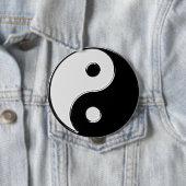 Badge Rond 10 Cm Yin Yang en noir et blanc (En situation)