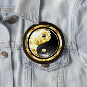 Badge Rond 10 Cm Yin Yang or sur noir (En situation)