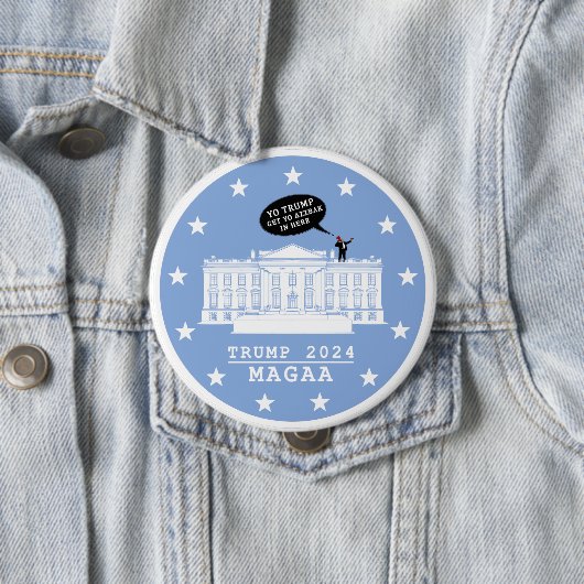 BADGE ROND 10 CM YO TRUMP - BOUTON WHITEHOUSE (En situation)