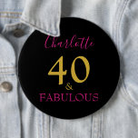 Badge Rond 15,2 Cm 40 et fabuleux moderne 40e anniversaire rose<br><div class="desc">Vous avez 40 ans et fabuleux, faites savoir au monde que vous avez quelque chose à être fier et célébrer ce merveilleux anniversaire de quarantième anniversaire avec élégance et grâce. Ajoutez votre nom à cette typographie design, élégante, minimaliste, en écriture or et rose sur un arrière - plan noir annonçant...</div>