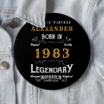 Badge Rond 15,2 Cm 40th Birthday 1983 Ajouter Nom Black Gold Legendar<br><div class="desc">Personnalisé anniversaire ajouter votre nom badge / bouton. Modifiez le nom et l'année avec le modèle fourni. Un magnifique design d'anniversaire noir sur mesure. Plus de cadeaux et de fournitures de fête disponibles avec le design "légendaire" dans le magasin.</div>