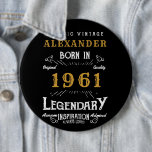 Badge Rond 15,2 Cm 60e anniversaire personnalisé Né en 1961 Noir Vint<br><div class="desc">Un énorme badge personnalisé pour cette personne née en 1961 et ayant 60 ans. Ajoutez le nom à ce design vintage de style rétro noir, blanc et or pour un cadeau personnalisé de 60ème anniversaire. Modifiez facilement le nom et l'année avec le modèle fourni. Un merveilleux cadeau d'anniversaire noir personnalisé....</div>