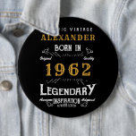 Badge Rond 15,2 Cm 60th Birthday 1962 Ajouter le nom Black Gold Legen<br><div class="desc">Né 1962,  60e anniversaire ajoutez votre nom badge / bouton. Modifiez le nom et l'année avec le modèle fourni. Un magnifique design d'anniversaire noir sur mesure. Plus de cadeaux et de fournitures de fête disponibles avec le design "légendaire" dans le magasin.</div>