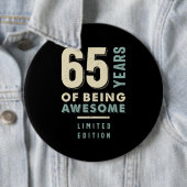 Badge Rond 15,2 Cm 65 ans d'être génial - 65e anniversaire (En situation)