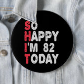 Badge Rond 15,2 Cm 82e anniversaire tellement heureux que j'ai 82 ans (En situation)
