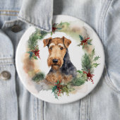 Badge Rond 15,2 Cm Airedale Christmas Wreath Festive Pup (En situation)