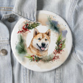 Badge Rond 15,2 Cm Akita Christmas Wreath Festive Pup (En situation)