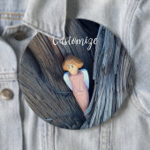 Badge Rond 15,2 Cm Ange sculpté dans l'arbre Thunder Cove (En situation)