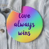 Badge Rond 15,2 Cm Arc-en-ciel Gradient "L'amour gagne toujours" Gros (En situation)