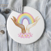Badge Rond 15,2 Cm Arc-en-ciel LGBT à la main (En situation)