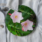 Badge Rond 15,2 Cm Arrêtez et sentez les fleurs roses (En situation)