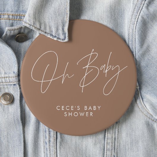 Badge Rond 15,2 Cm Baby shower script moderne boho naturel brun (En situation)