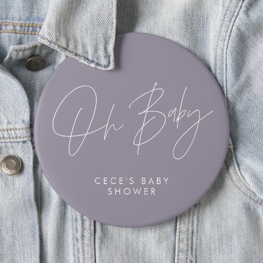 Badge Rond 15,2 Cm Baby shower script moderne lilas violet minimal (En situation)