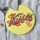 BADGE ROND 15,2 CM BAISERS SUR LES LÈVRES (En situation)