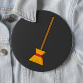 Badge Rond 15,2 Cm Balai de sorcière (En situation)
