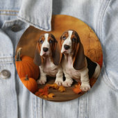 Badge Rond 15,2 Cm Basset Hound Chiot Automne Citrouille de plaisir (En situation)