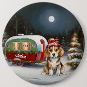Badge Rond 15,2 Cm Beagle d'hiver Caravan Christmas Adventure (Devant)