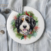 Badge Rond 15,2 Cm Bernedoodle Christmas Wreath Festive Pup (En situation)