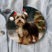 Badge Rond 15,2 Cm Biewer Terrier Chien dans Noël de neige (En situation)