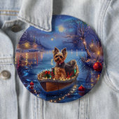 Badge Rond 15,2 Cm Biewer Terrier Noël Festive Voyage (En situation)