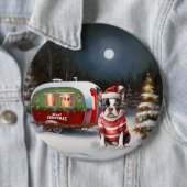 Badge Rond 15,2 Cm Boston Terrier Caravan Christmas Adventure (En situation)