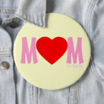Badge Rond 15,2 Cm Bouton de cadeau du jour de mère d'amour de MAMAN<br><div class="desc">Le bouton mignon de MAMAN avec le coeur rouge fait un cadeau abordable pour que les enfants donnent la maman ou la grand-mère le jour de mère,  Noël,  son anniversaire ou lorsqu'elles veulent l'inciter à savoir le special elle est.  Le "o" dans la "MAMAN" est représenté par un COEUR.</div>